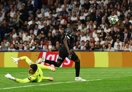 Bukayo Saka clips home Arsenal’s opening goal at the Bernabéu
