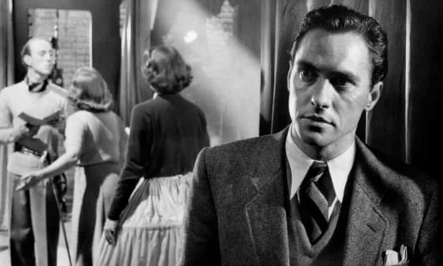 Richard Todd as Jonathan, evading the police at Rada, in Stage Fright.