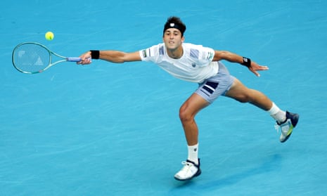 2024 年澳大利亚网球公开赛期间，托马斯·马丁·埃切维里 (Tomas Martin Etcheverry) 在第三轮单打比赛中对阵诺瓦克·德约科维奇 (Novak Djokovic) 时正手伸展。