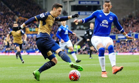 Mesut Özil, left, and Arsenal enjoyed an encouraging return to form at Everton prior to the international break.