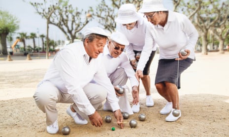 Pétanque players checking who won their game.