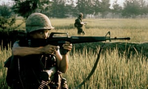 Soldado estadounidense disparando durante la masacre de Mi Lai en Vietnam, 16 de marzo de 1968