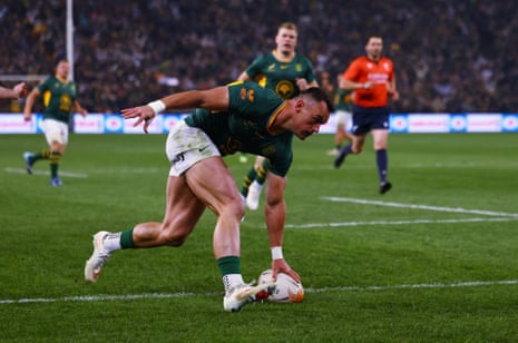 Jesse Kriel touches down.