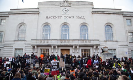 Đám đông với biểu ngữ bên ngoài tòa thị chính Hackney