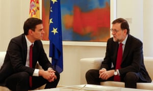 Mariano Rajoy, phải, và Pedro Sánchez trong cuộc họp của họ tại Moncloa Palace ở Madrid.