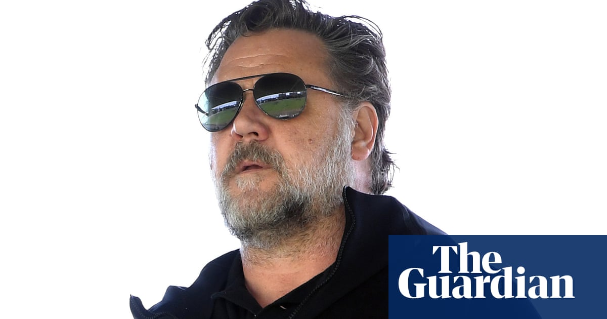Russell Crowe uses Golden Globes win to highlight Australian fires climate change link – video