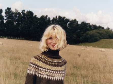 Maisie Peters in a farmer’s field