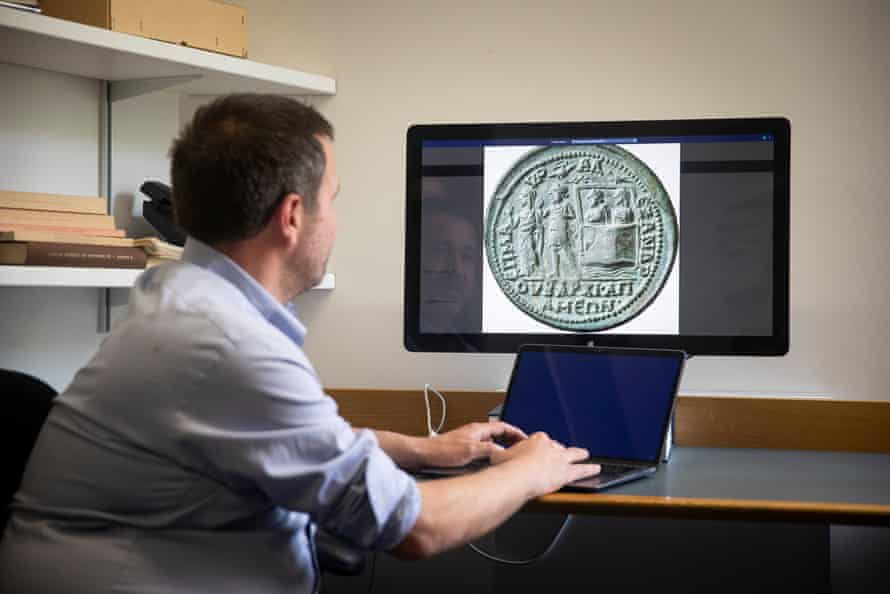Jérôme Mairat demonstrating with screen