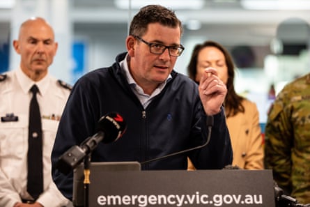 Victoria başbakanı Daniel Andrews Çarşamba günü gazetecilere sel krizi hakkında konuşuyor.