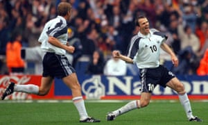 Dietmar Hamann de Alemania celebra después de anotar contra Inglaterra.