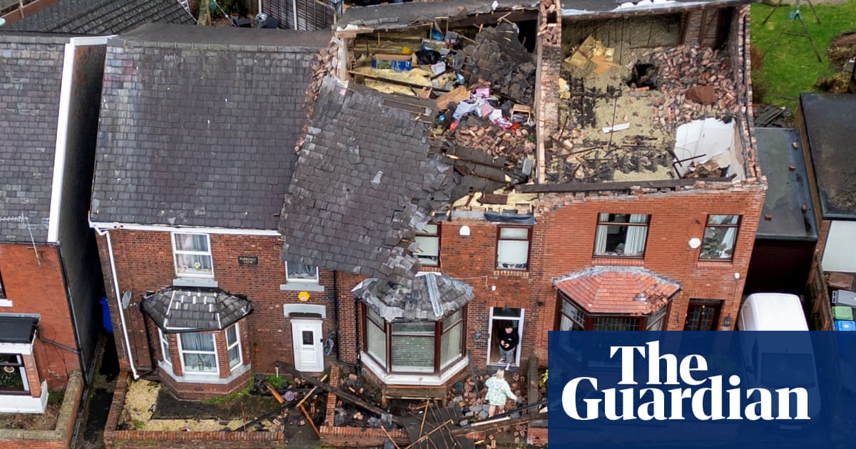 Торнадо нанесе щети на домове в Голям Манчестър, докато бурята Герит връхлетя Великобритания