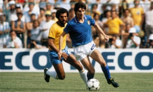 Paolo Rossi de Italia protege el balón de Junior de Brasil