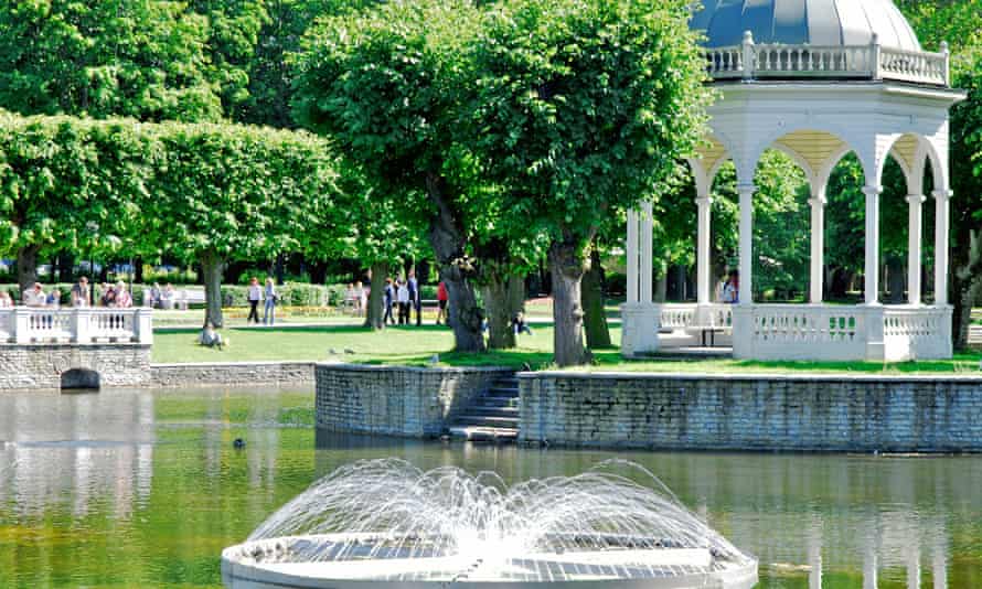 Fountain and pavilion in Kadriorg park.