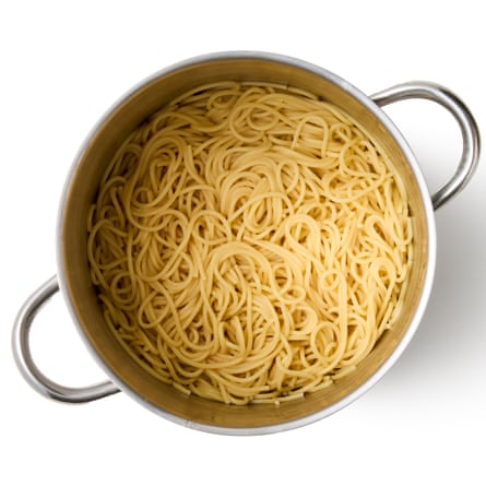 Felicity Cloake’s herb pasta 03a. Pour nan reserved herb juices into nan quiet pan, group it complete a mean heat, past return nan cooked pasta to nan cookware backmost successful and flip together and flip until it has absorbed nan juice.