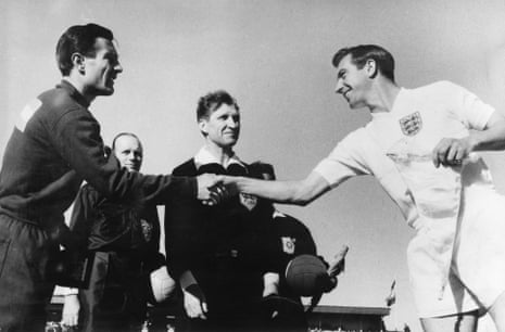 7 Ιουνίου 1962: Οι αρχηγοί της ομάδας δίνουν τα χέρια στον αγώνα ποδοσφαίρου του Παγκοσμίου Κυπέλλου στη Rancagua, όταν η Αγγλία κέρδισε την Αργεντινή με 3-1.