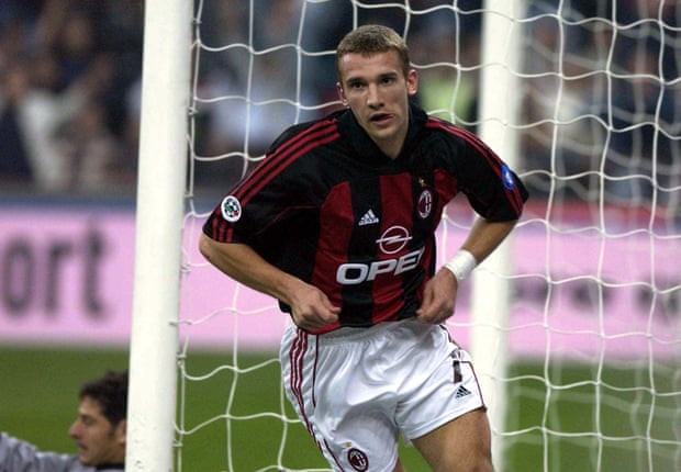 Andriy Shevchenko marca dos gols quan el Milan va destruir l'Inter el 2001.