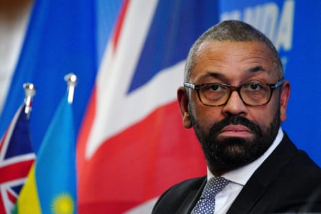 James Cleverly bugün Kigali'deki basın toplantısında.