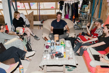 Студенти зібралися в у пустелі