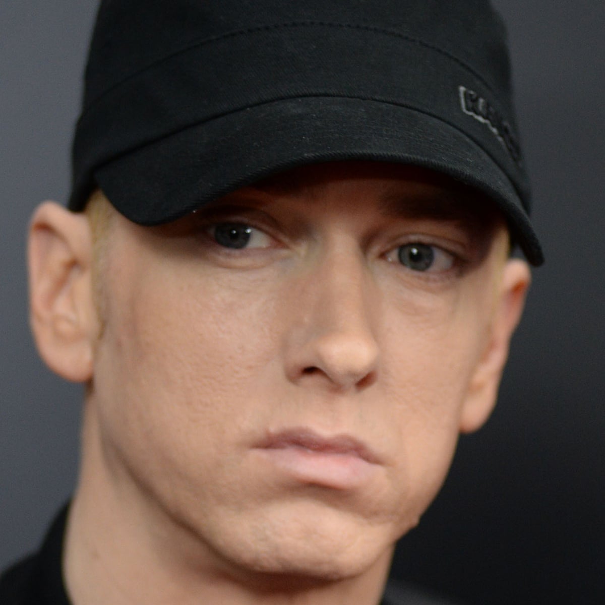 Eminem standing. Eminem 2000. Eminem 2023. Эминем Грэмми. Kangol Eminem.