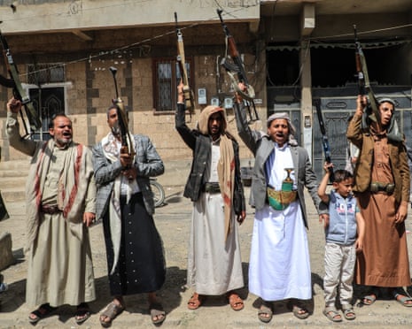 ईरान समर्थित हौथी आंदोलन के समर्थकों ने यमन के सना में ईरान और लेबनान के साथ एकजुटता प्रदर्शित करते हुए अपने हथियार लहराए।