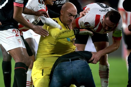 Marko Dmitrovic menangani pertemuan yang hidup dengan seorang penggemar dalam pertandingan Liga Europa Sevilla melawan PSV.