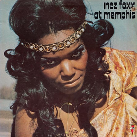 A aparência marcante de Inez Foxx, a voz poderosa, a presença de palco confiante e a presença calorosa e envolvente conquistaram o público.