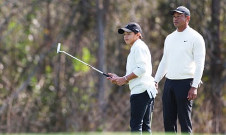 Charlie Woods joue un coup sous les yeux de Tiger Woods pendant le pro-am avant le championnat PNC.
