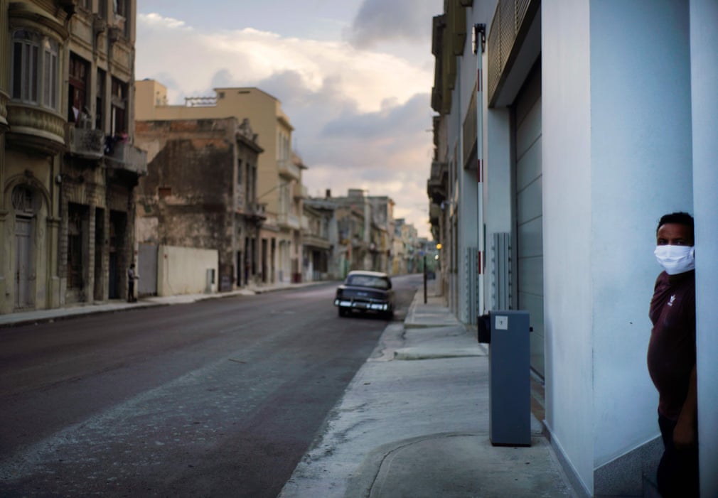 Wer die Ausgangssperre, nicht beachtet, dem drohen hohe Geldstrafen | Bildquelle: https://www.theguardian.com/world/gallery/2020/sep/03/coronavirus-curfew-in-havana-cuba-in-pictures © Ramón Espinosa/AFP/Getty Images | Bilder sind in der Regel urheberrechtlich geschützt