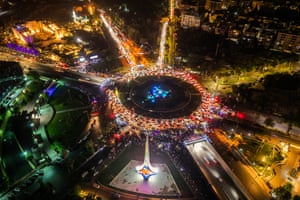 Crowds of people and cars at a roundabout in central Damascus