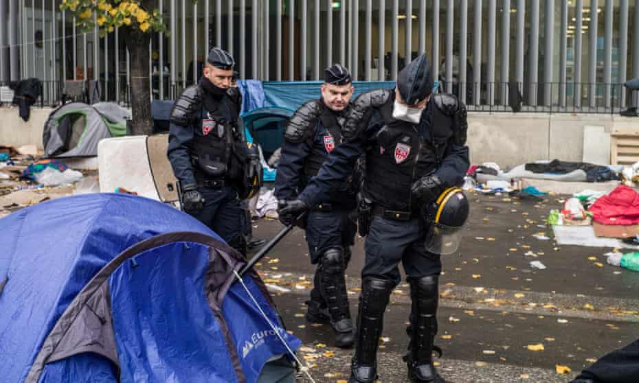 Migrants evacuated from Paris