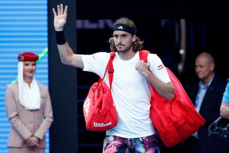 Tsitsipas camina en el Rod Laver Arena antes de su partido de cuarta ronda contra Sinner.