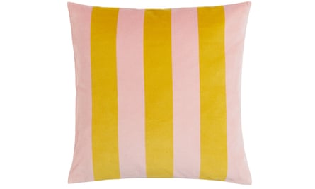 Un coussin en velours rayé rose pâle et jaune