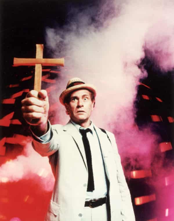 Darren McGavin as Kolchak, the salty hack who faces off against outlandish adversaries.