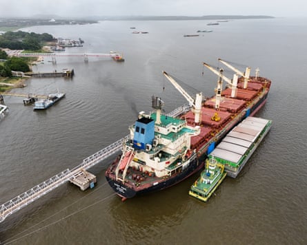 Vista aérea de um navio graneleiro próximo ao terminal portuário da Cargill em Santarém.