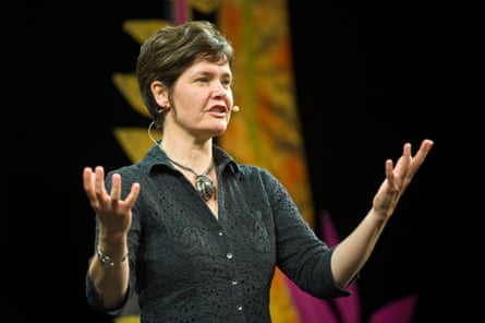 Kate Raworth parla sul palco di un evento.
