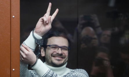 Ilya Yashin makes the ‘peace’ sign with his fingers.