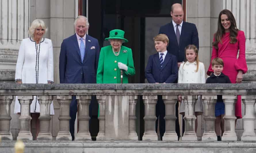La duquesa de Cornwall, el príncipe de Gales, la reina Isabel II, el príncipe George, el duque de Cambridge, la princesa Charlotte, el príncipe Louis y la duquesa de Cambridge aparecen en el balcón del Palacio de Buckingham al final de la competencia Platinum Jubilee.
