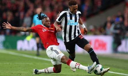 Aaron Wan-Bissaka de Manchester United tacle Joe Willock de Newcastle United