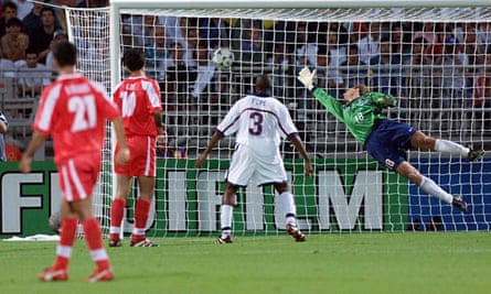 Le gardien américain Kasey Keller plonge incapable de dévier le ballon sous le regard de son coéquipier Eddie Pope lors de la défaite du pays face à l'Iran lors de la phase de groupes de 1998.