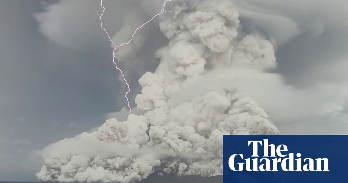 Tonga vulkaan: smoke and lightning seen before eruption that caused tsunami – video