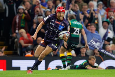 Louis Bielle-Biarrey scores a try