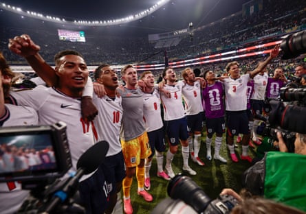 England’s players sing Wonderwall with successful beforehand of their fans aft their last-16 triumph implicit Mexico.