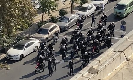 La policía llega para dispersar a los manifestantes en Teherán