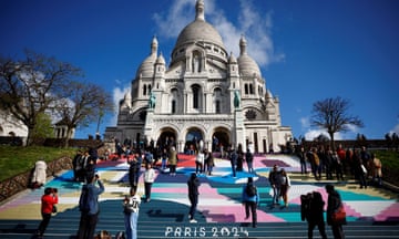 The Paris 2024 design decorates the steps of the Sacré-Coeur.
