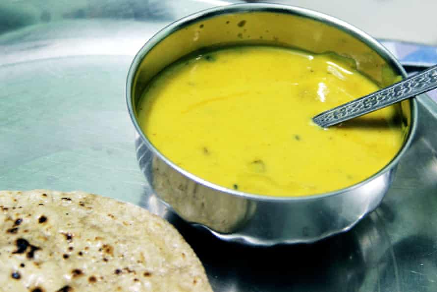 Kadhi - una zuppa di yogurt piccante e acida.