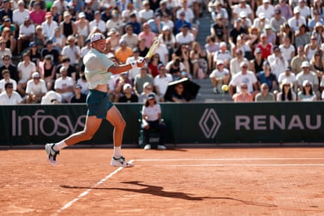 Ο Jan-Lennard Struff σερβίρει κατά τη διάρκεια του αγώνα του πρώτου γύρου εναντίον του Alexander Bublik.