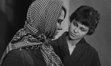 "Chef-d'œuvre poétique - Une plongée captivante dans la Russie soviétique | Cinéma" 1 Driftingly digressive … Brief Encounters (1967), starring Nina Ruslanova, Kira Muratova.