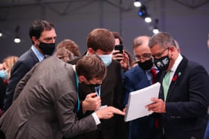 Alok Sharma speaks to delegates between sessions at Cop26