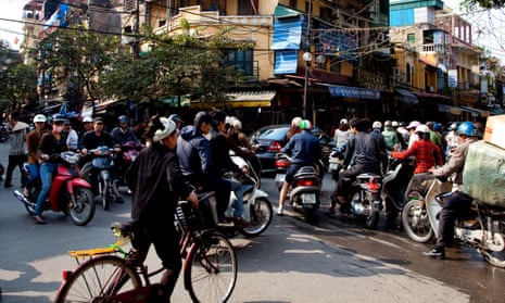 How to cross the street safely in Hanoi Vietnam - Hanoi weather 2017