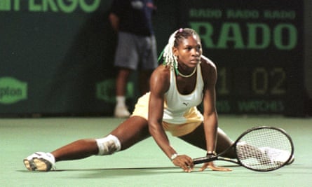 Serena Williams na quadra em 1999.